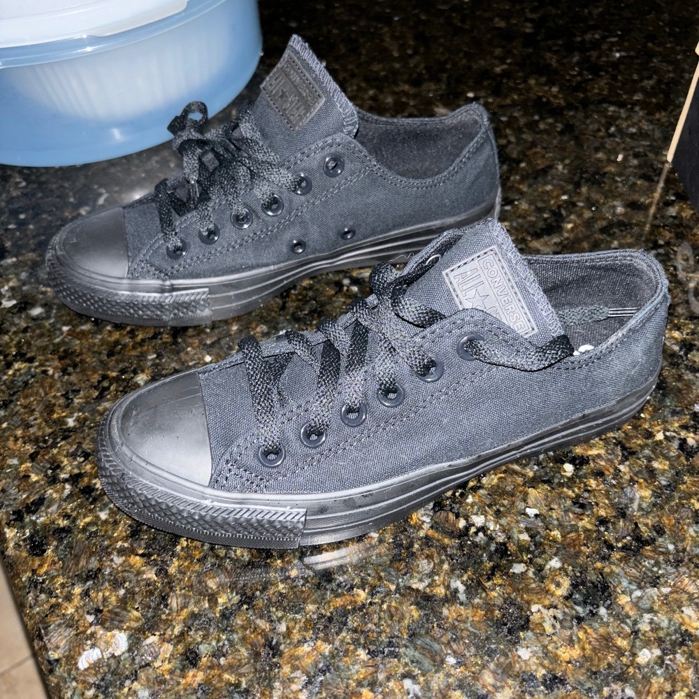 Women’s monochrome converse